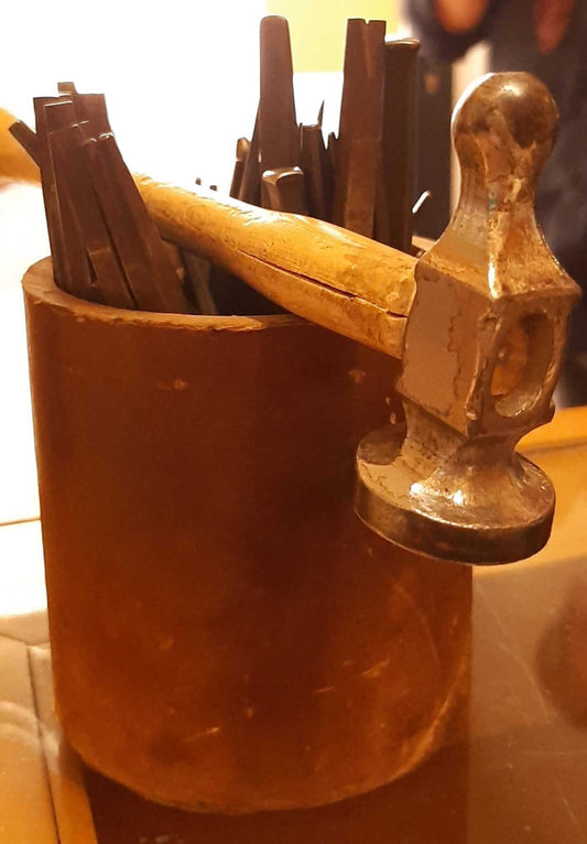 La tecnica dello sbalzo e del cesello