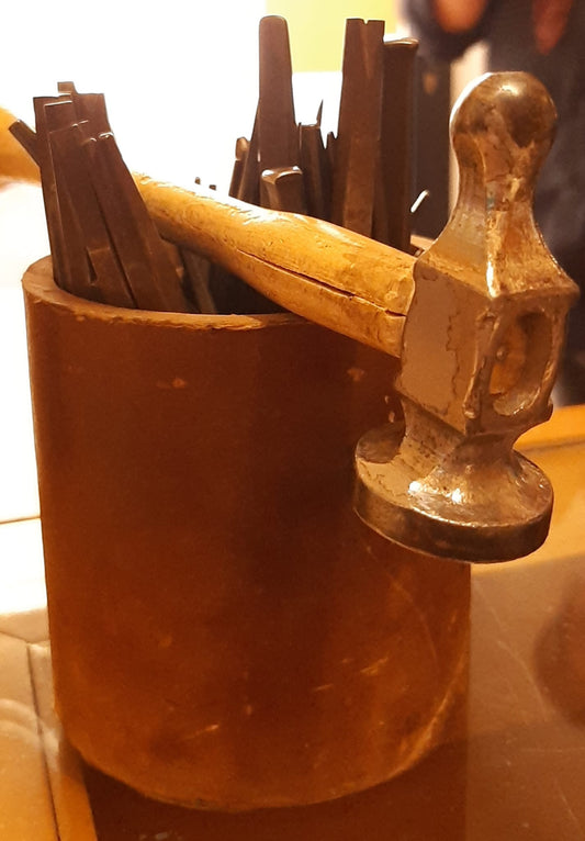 La tecnica dello sbalzo e del cesello