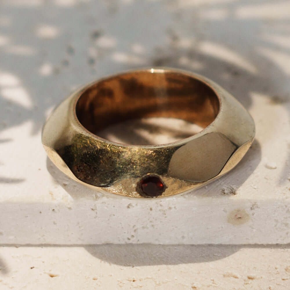 Anello in bronzo Exagon con granato rosso incastonato a mano- Milady Gioielli