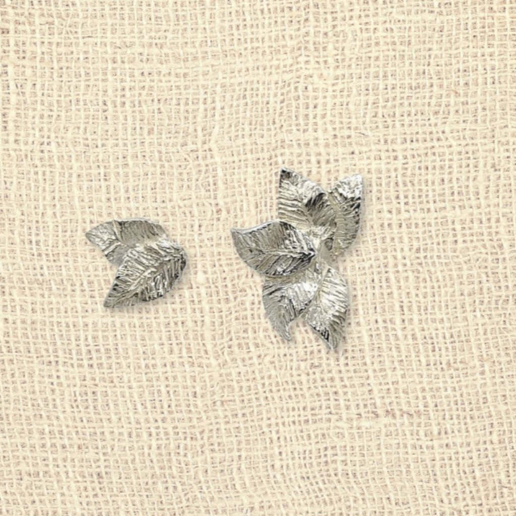 Orecchini in argento realizzati a mano con la tecnica della cera persa. Regalano un sorriso e un tocco di primavera al tuo viso