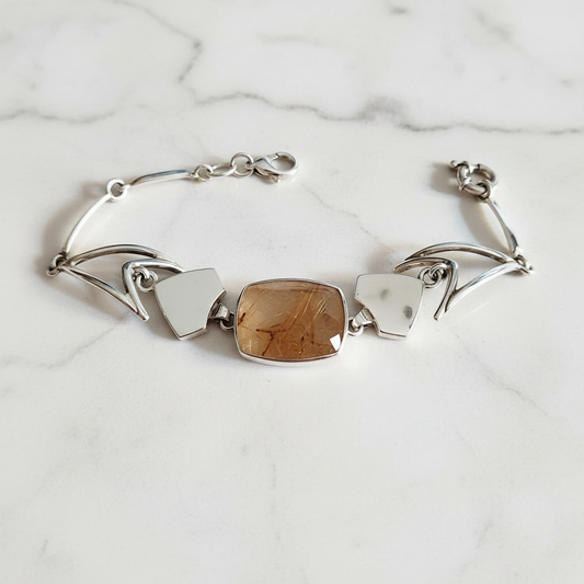 Bracciale su marmo bianco - vista 2
