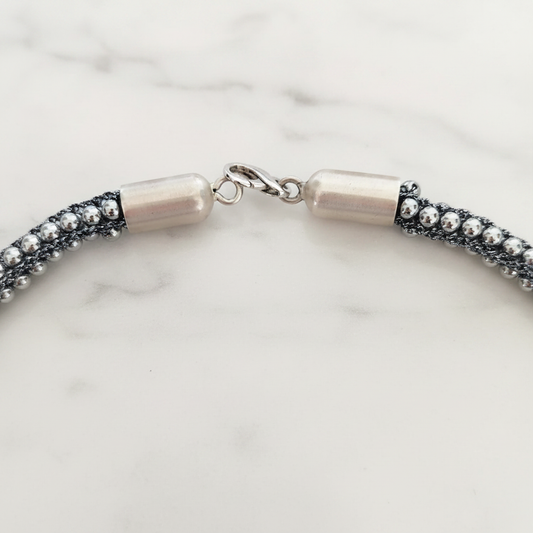 Collana Ematite — chiusura su marmo