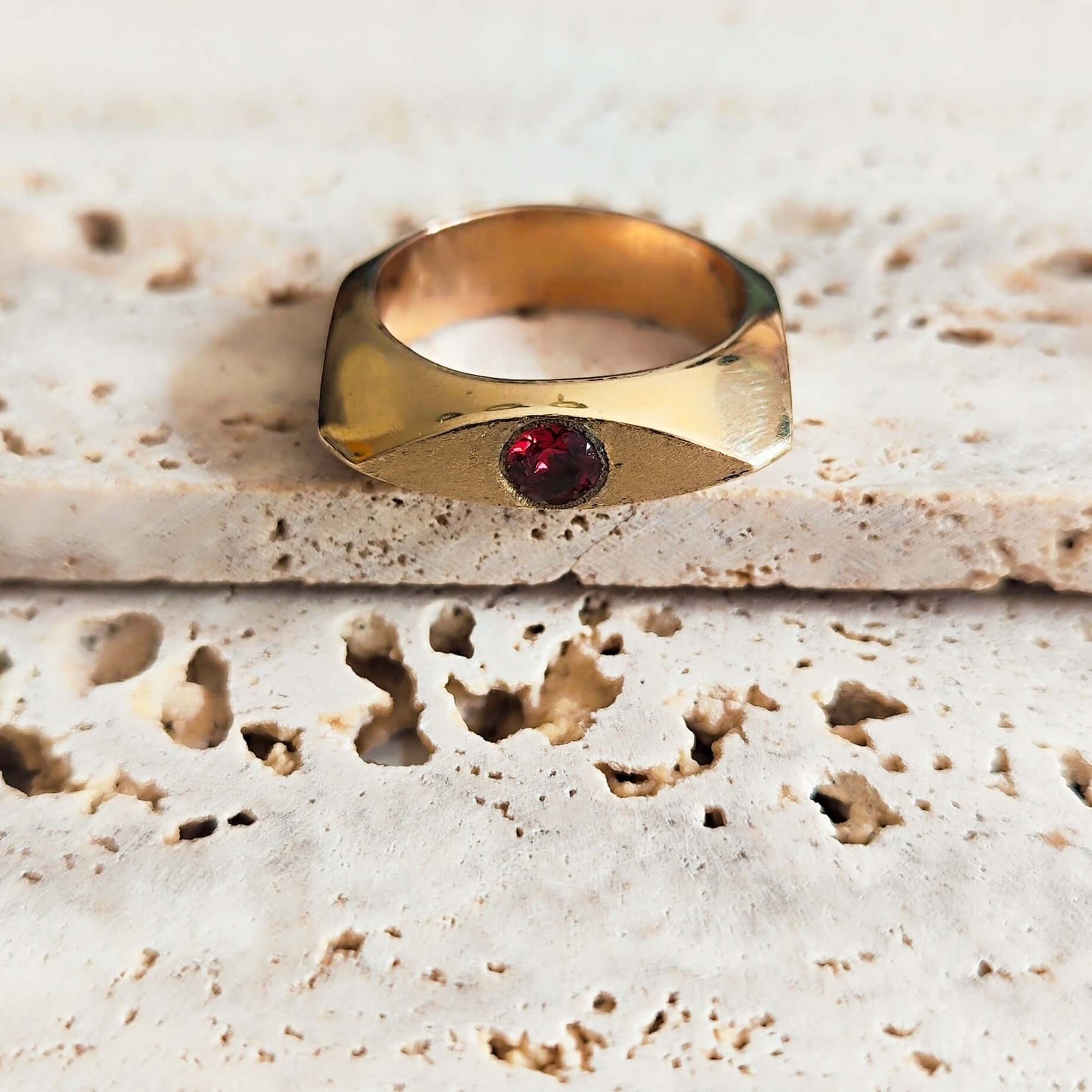Anello in bronzo Square con granato rosso incastonato a mano - Milady Gioielli