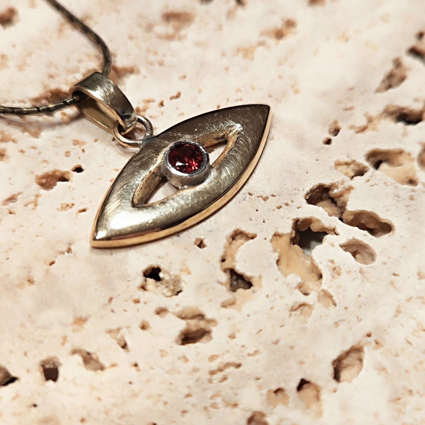 Pendente in bronzo e argento con granato Iride