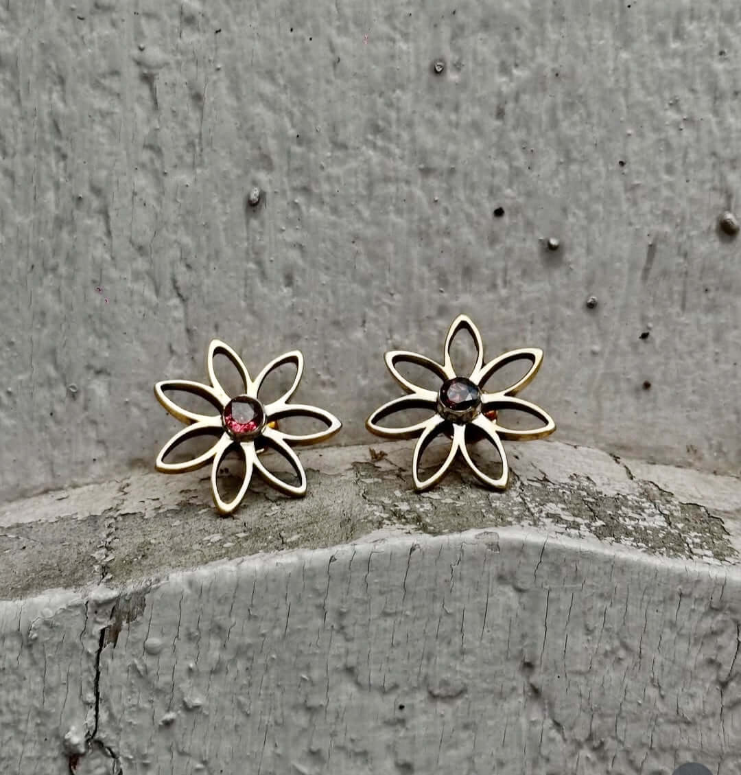 Orecchini in bronzo Margherita con granati rossi, eleganti e perfetti per ogni occasione.