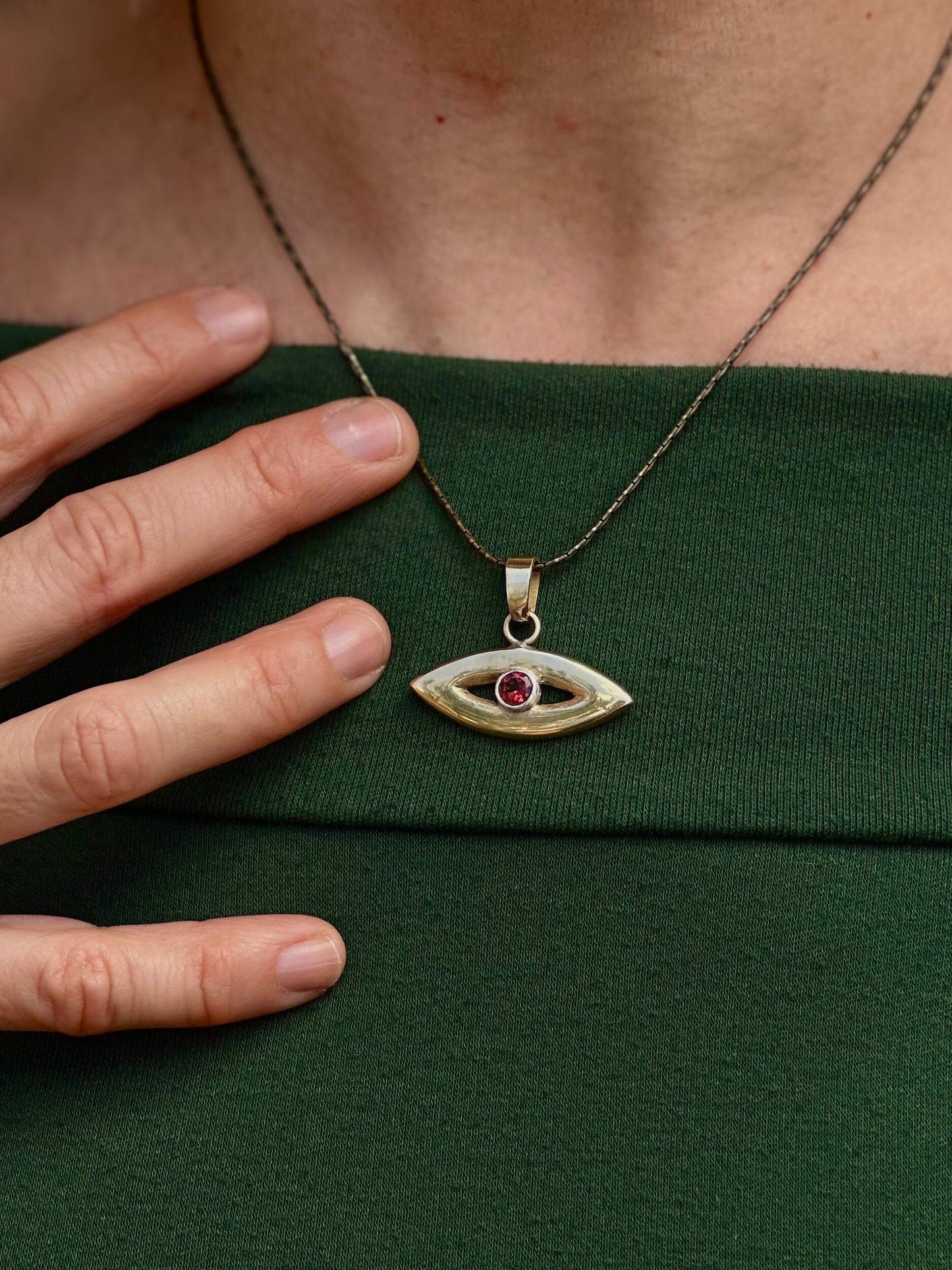 Pendente in bronzo e argento con granato Iride
