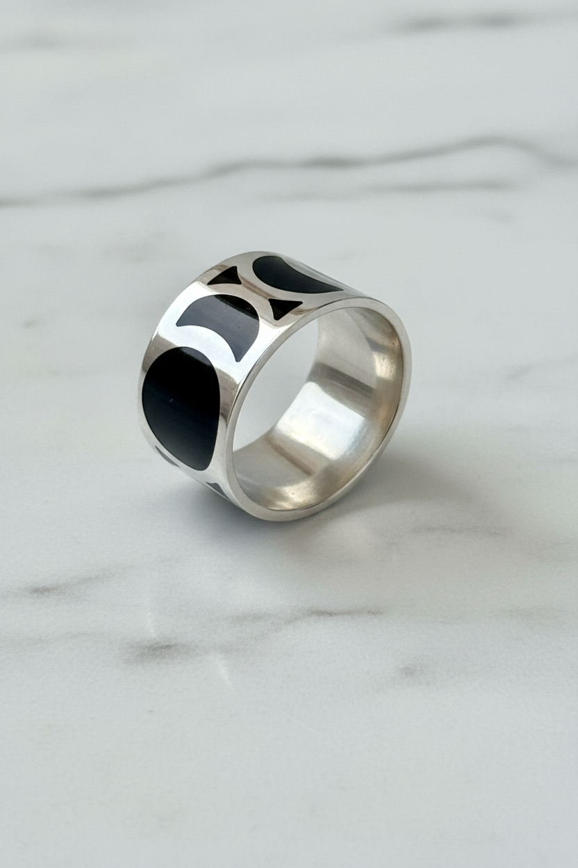 Anello argento su marmo bianco - vista angolata