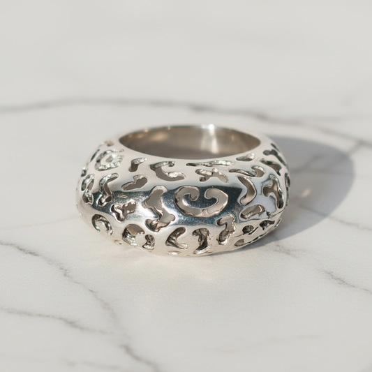 Anello Damasco frontale su marmo bianco
