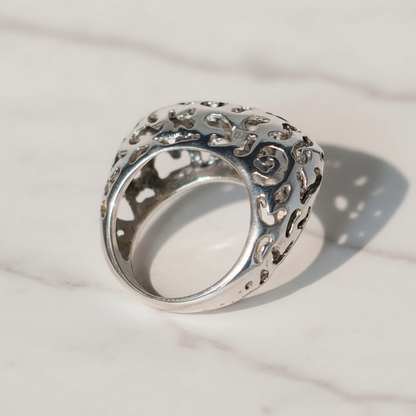 Anello Damasco inclinato su marmo bianco