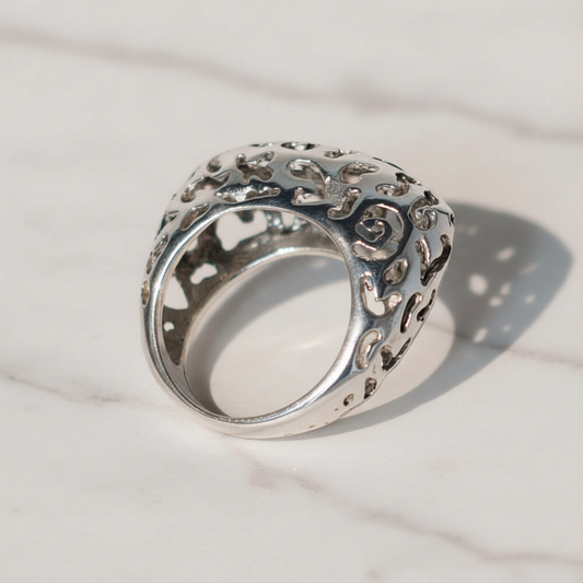 Anello Damasco inclinato su marmo bianco