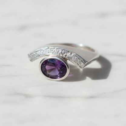 Anello Livia — vista frontale su marmo