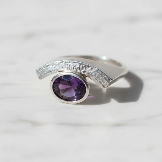 Anello Livia — vista frontale su marmo