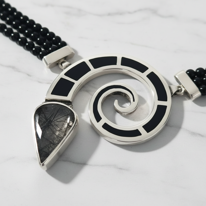 Black Shadow — dettaglio pendente su marmo