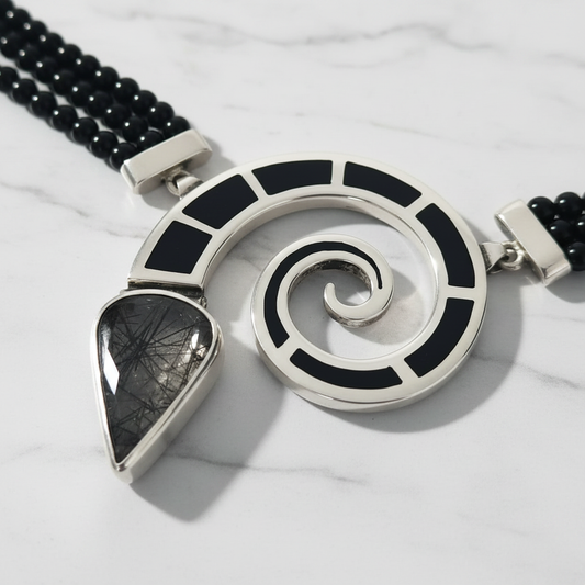 Black Shadow — dettaglio pendente su marmo