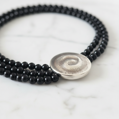 Black Shadow — dettaglio spirale su marmo