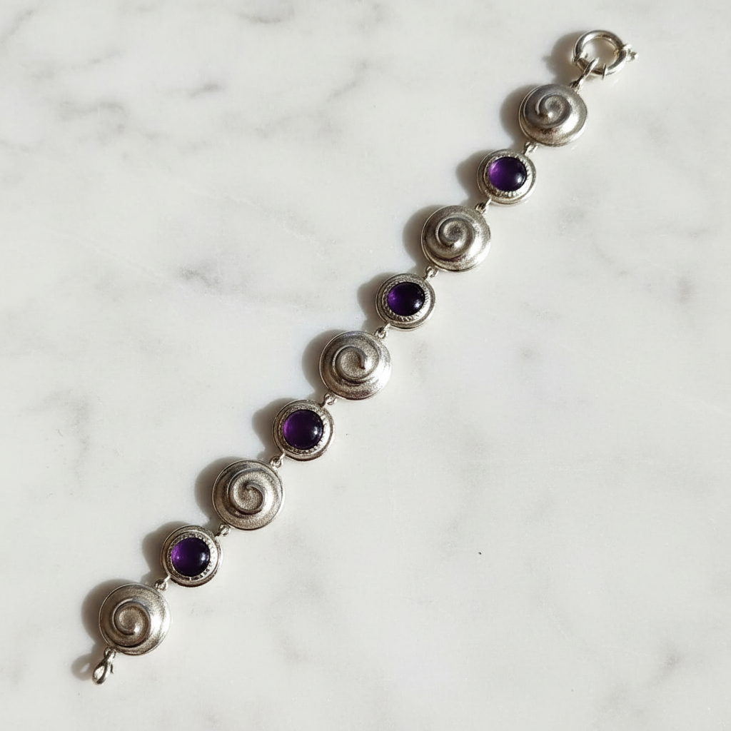 Bracciale Chiocciole Viola — laterale marmo bianco