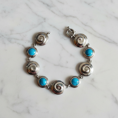 Bracciale su marmo bianco