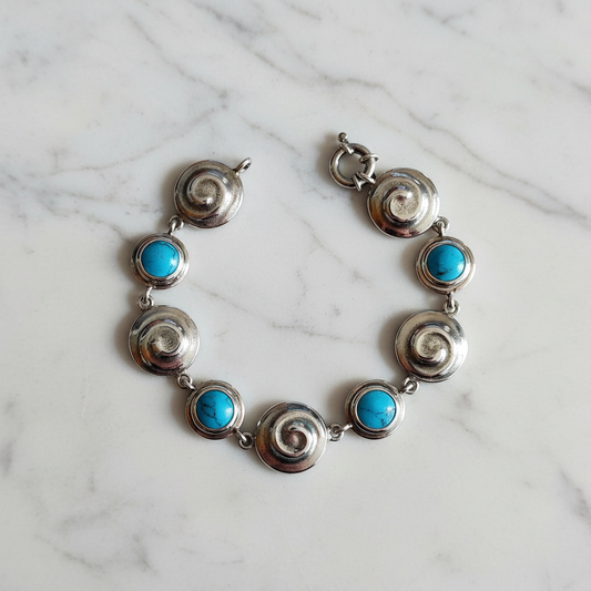 Bracciale su marmo bianco