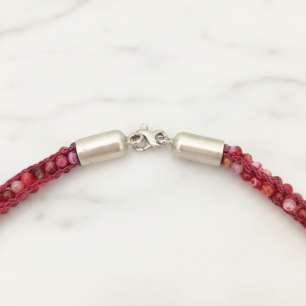 Collana Agata Fucsia — chiusura su marmo