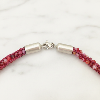 Collana Agata Fucsia — chiusura su marmo