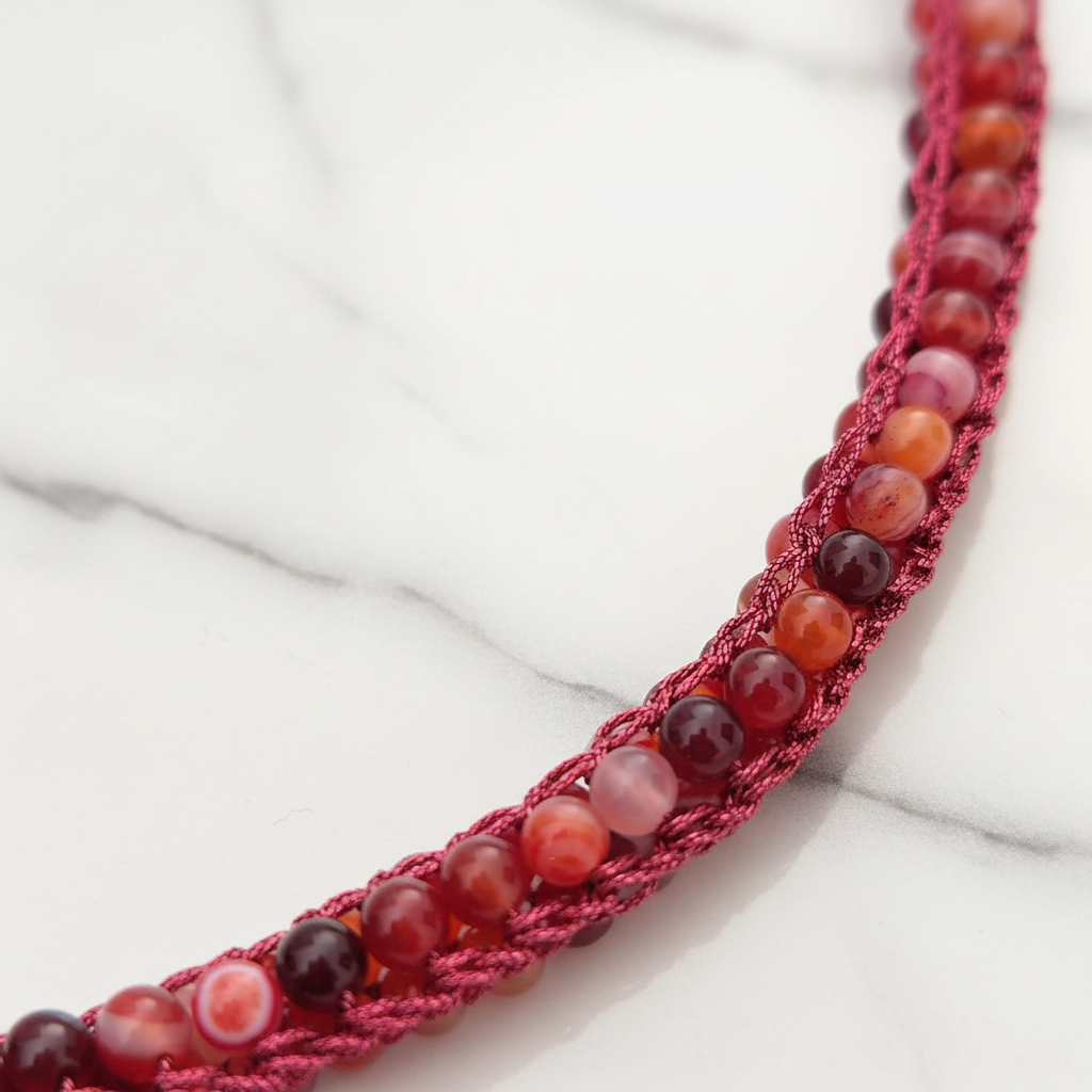 Collana Agata Fucsia — macro su marmo