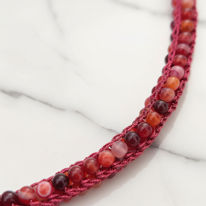 Collana Agata Fucsia — macro su marmo