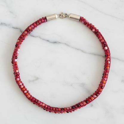 Collana Agata Fucsia — vista completa su marmo