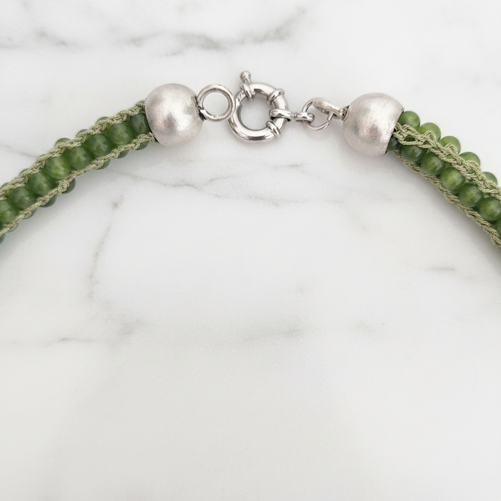 Collana Agata Pomelo — chiusura su marmo