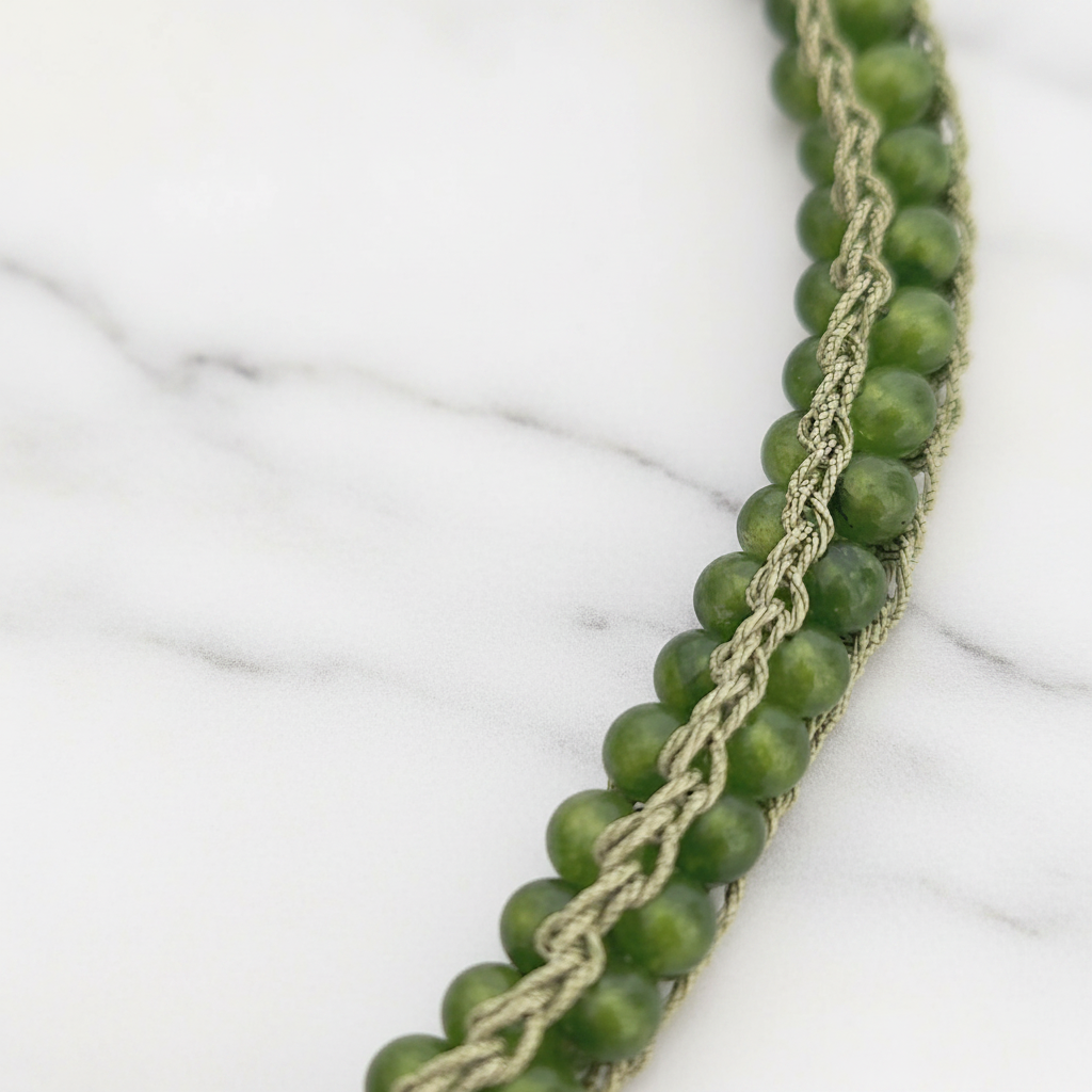 Collana Agata Pomelo — macro su marmo