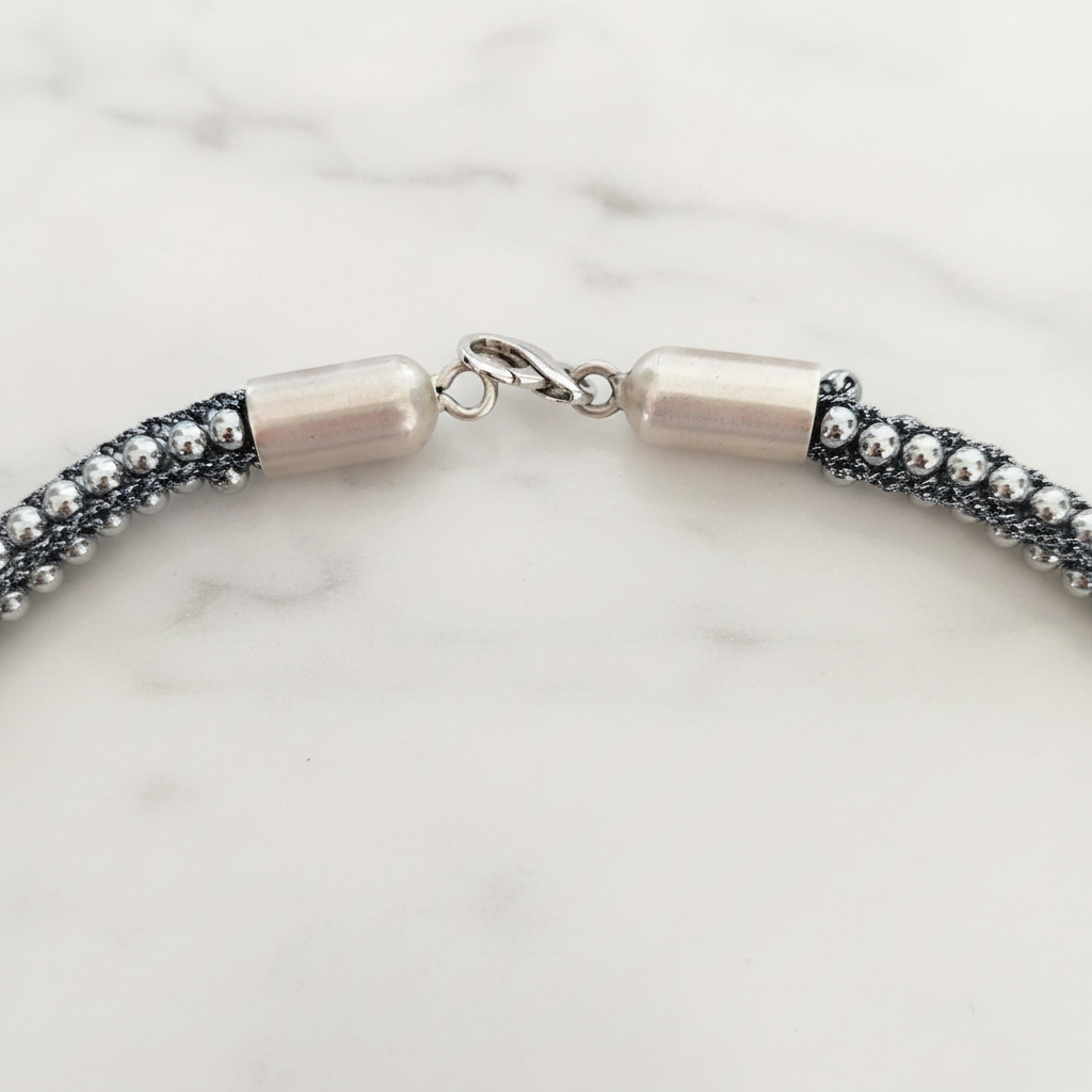 Collana Ematite — chiusura su marmo