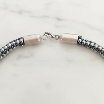 Collana Ematite — chiusura su marmo