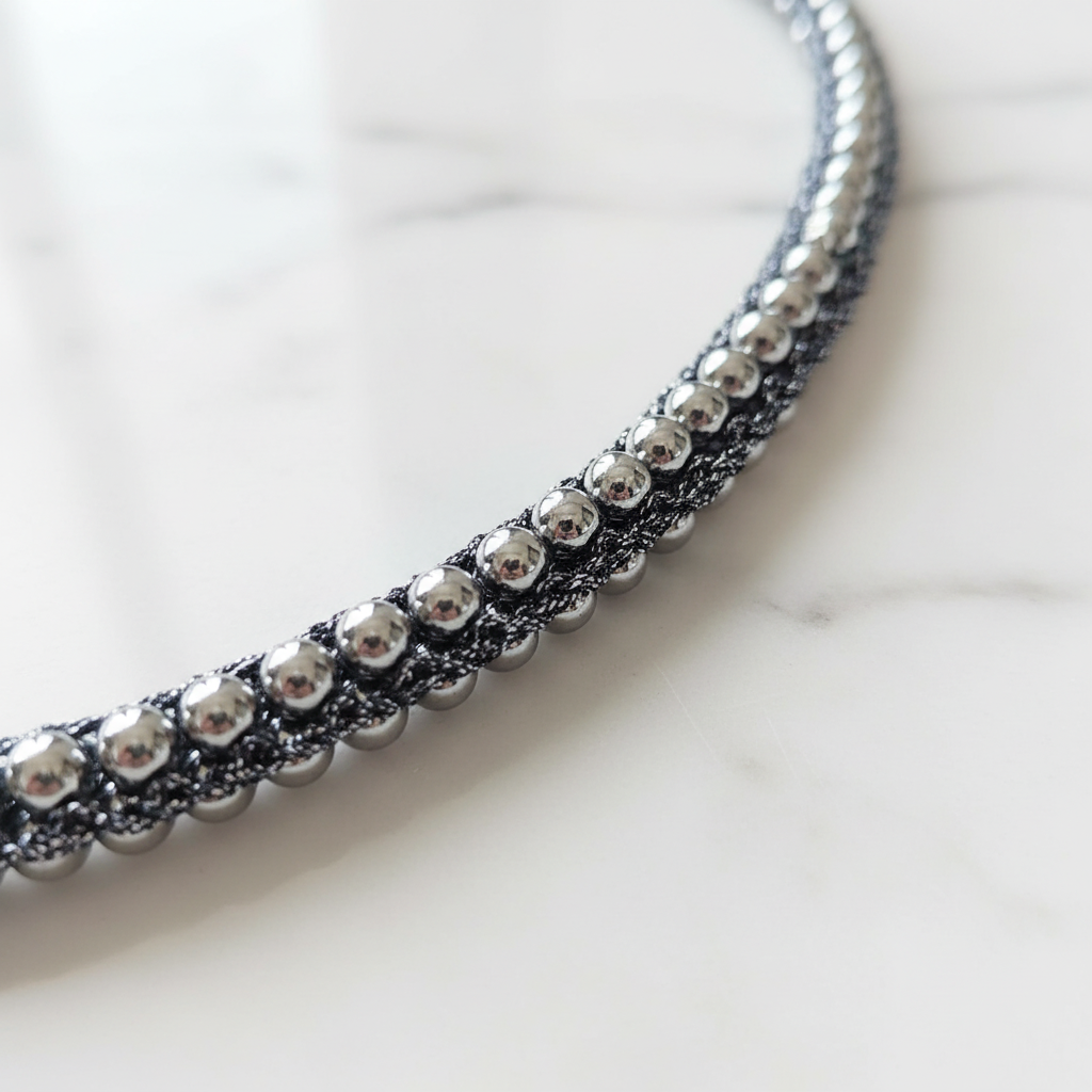 Collana Ematite — macro su marmo