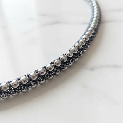 Collana Ematite — macro su marmo