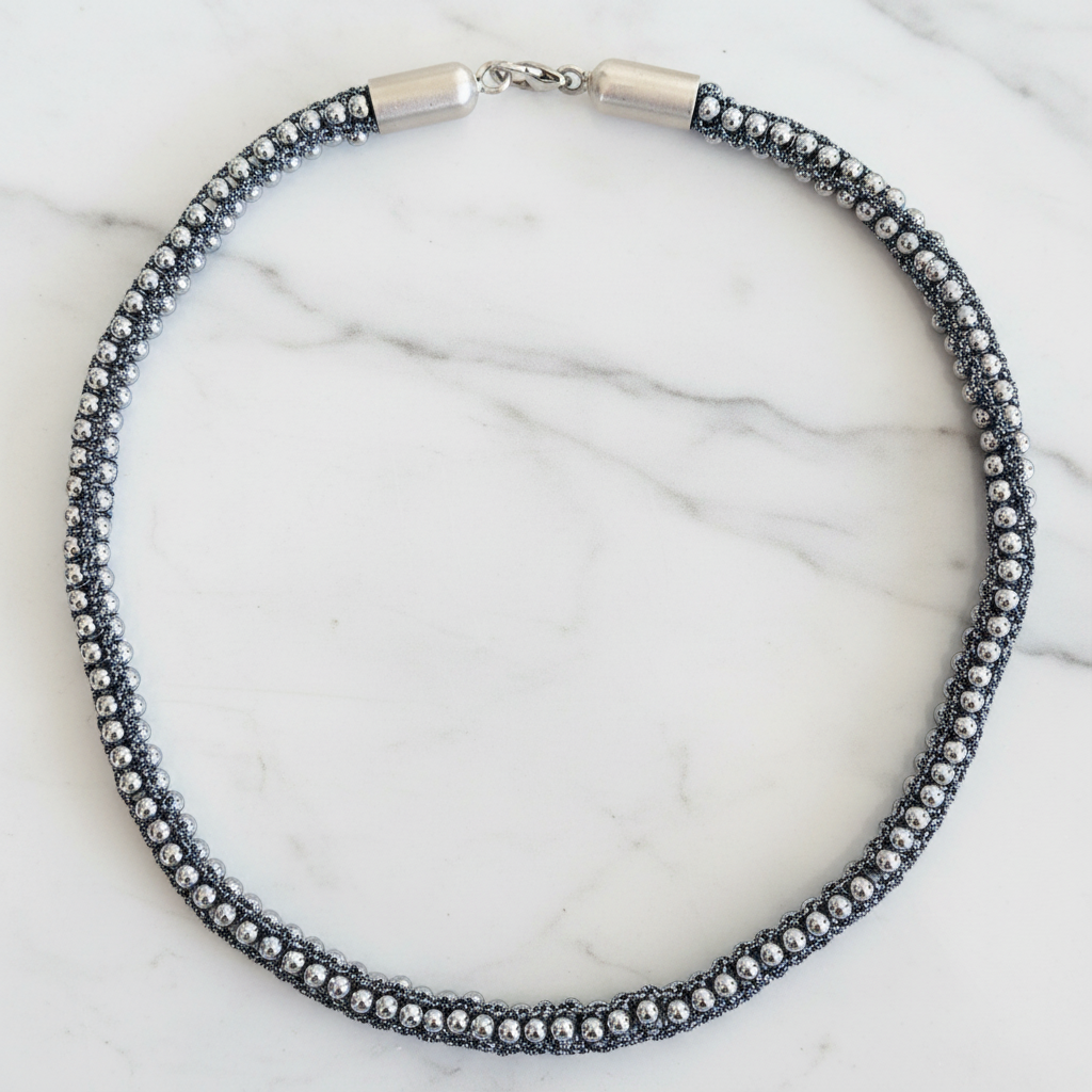 Collana Ematite — vista completa su marmo