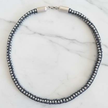 Collana Ematite — vista completa su marmo