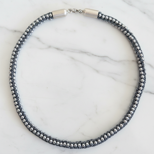 Collana Ematite — vista completa su marmo