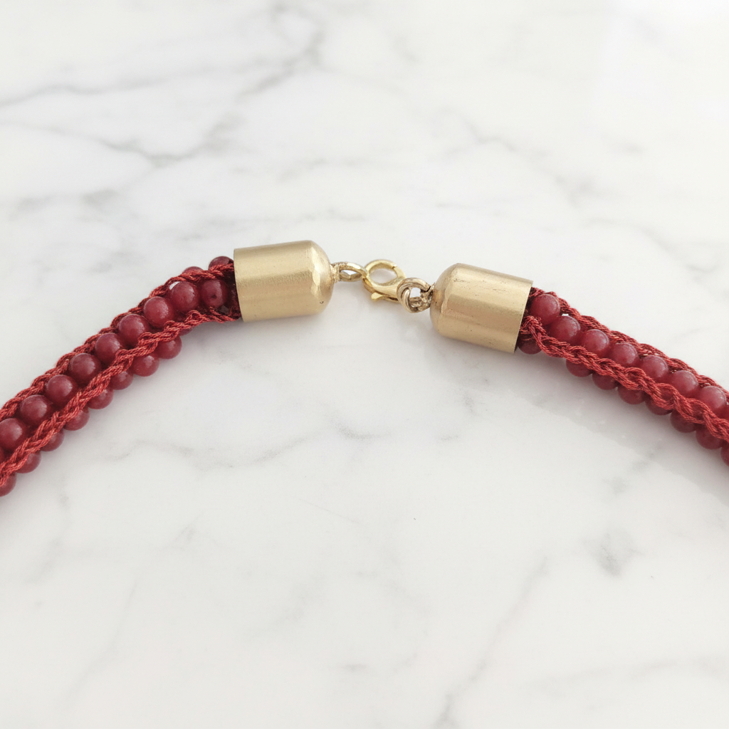 Collana Giada Rubellite — chiusura su marmo