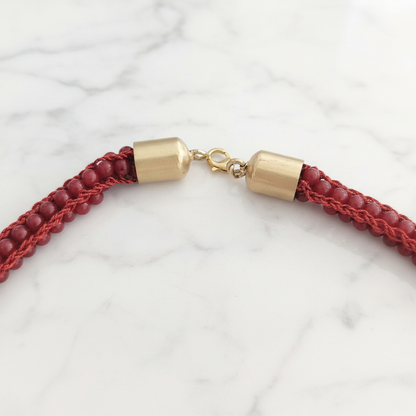 Collana Giada Rubellite — chiusura su marmo