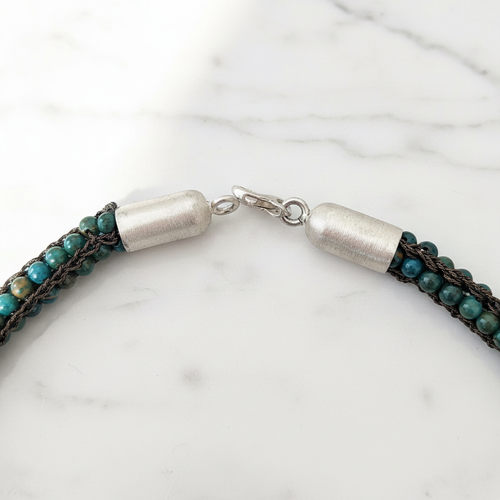 Collana Midori — chiusura su marmo
