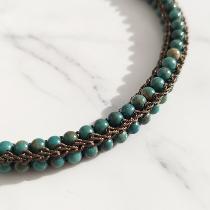 Collana Midori — macro su marmo