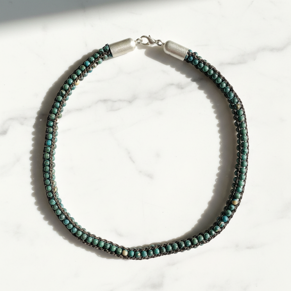 Collana Midori — vista completa su marmo