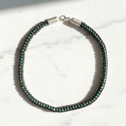 Collana Midori — vista completa su marmo