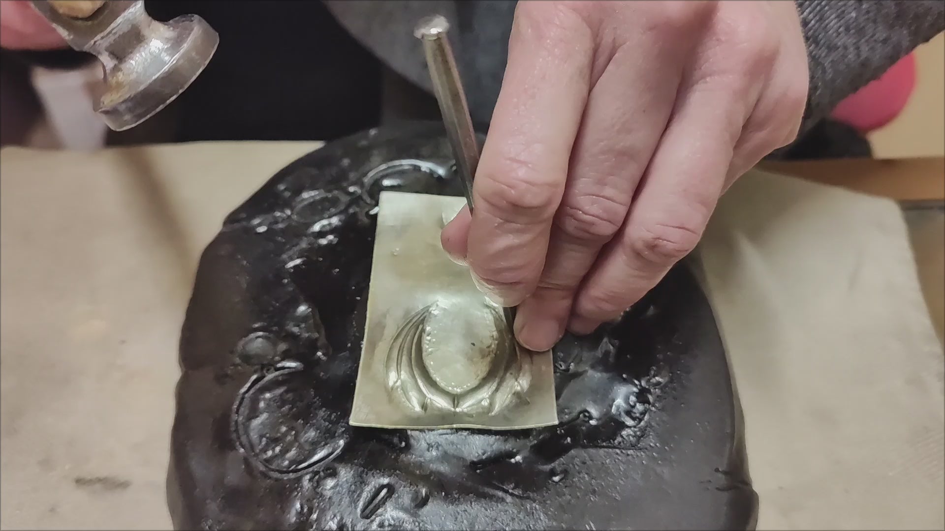 Carica il video: Anelli artigianali realizzati a mano in argento e bronzo
