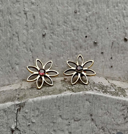 Orecchini in bronzo Margherita con granati rossi, eleganti e perfetti per ogni occasione.